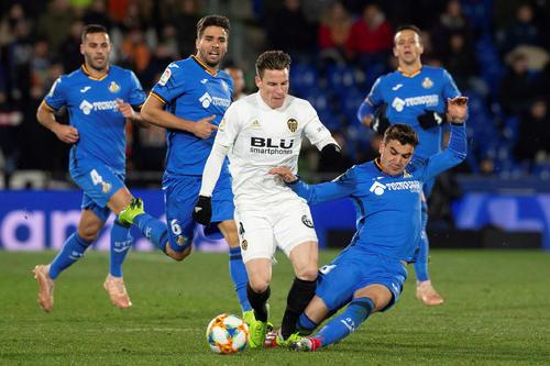 通过刻苦的 通过刻苦的